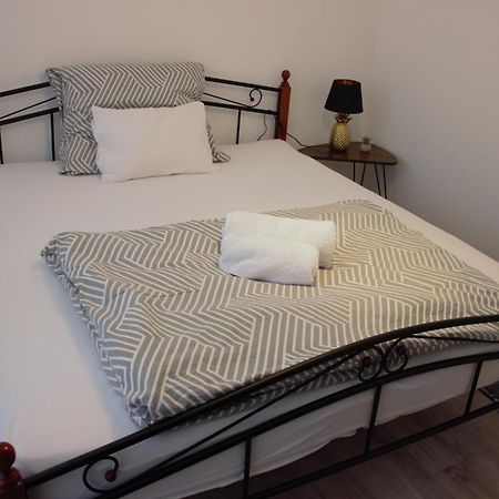 Apartman Surany Exteriör bild