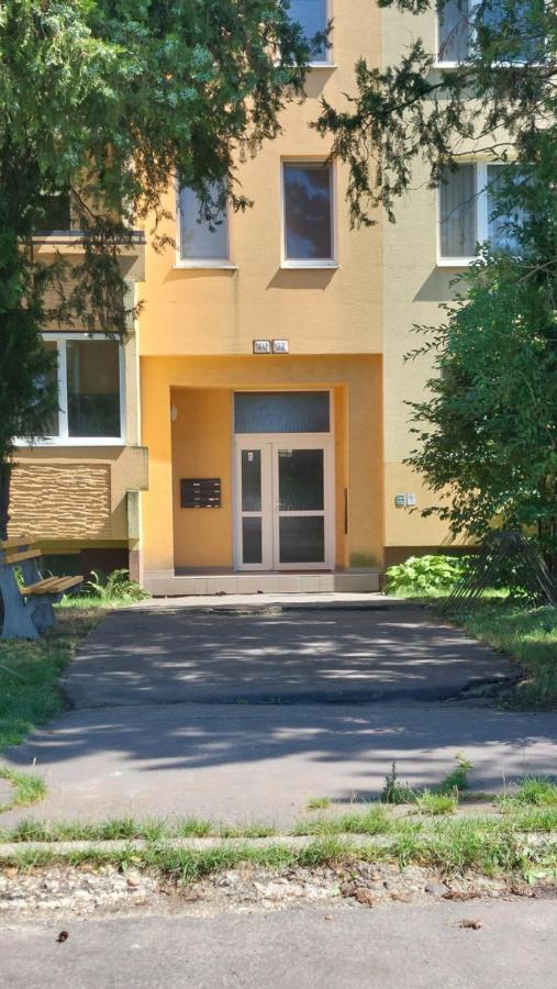 Apartman Surany Exteriör bild