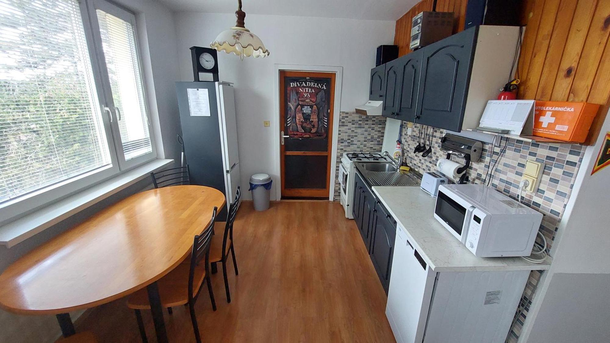 Apartman Surany Exteriör bild